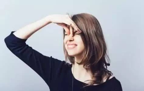 what！？“香”艷的美女成了辦公室污染源，甲醛治理非常必要！