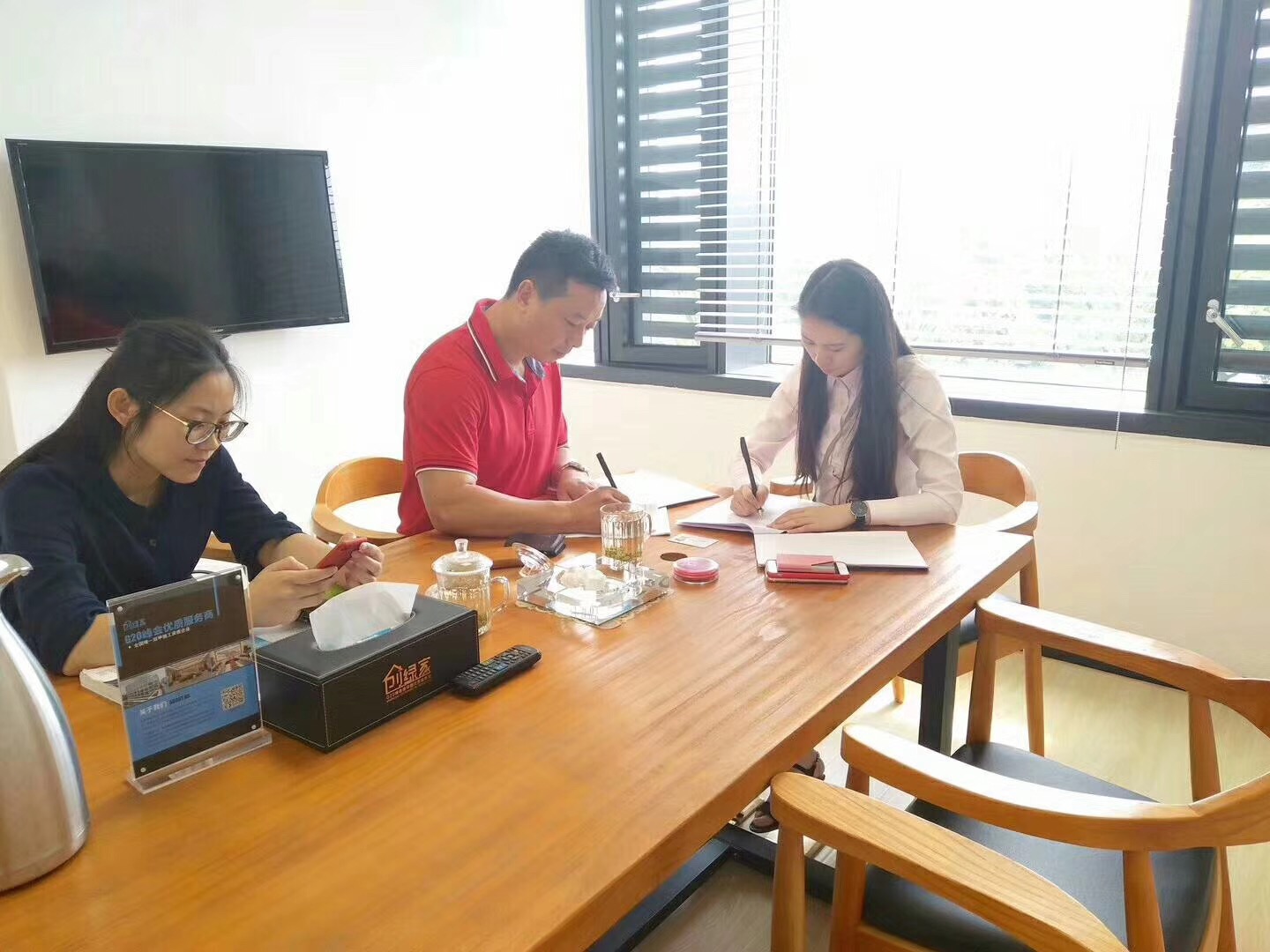 熱烈祝賀余總簽約創(chuàng)綠家海南省市級代理！