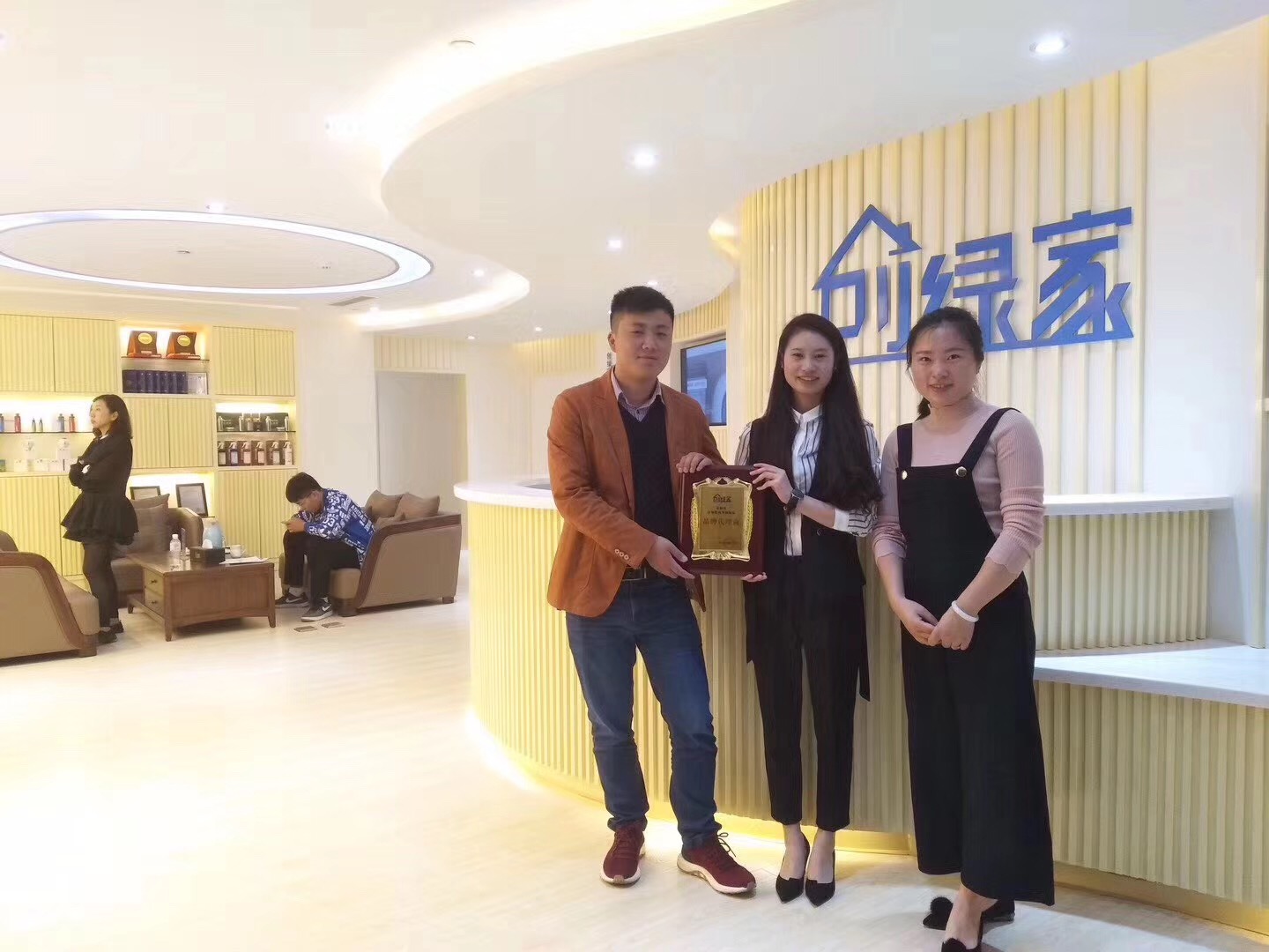 熱烈祝賀蔣總簽約創(chuàng)綠家江蘇省市級代理！