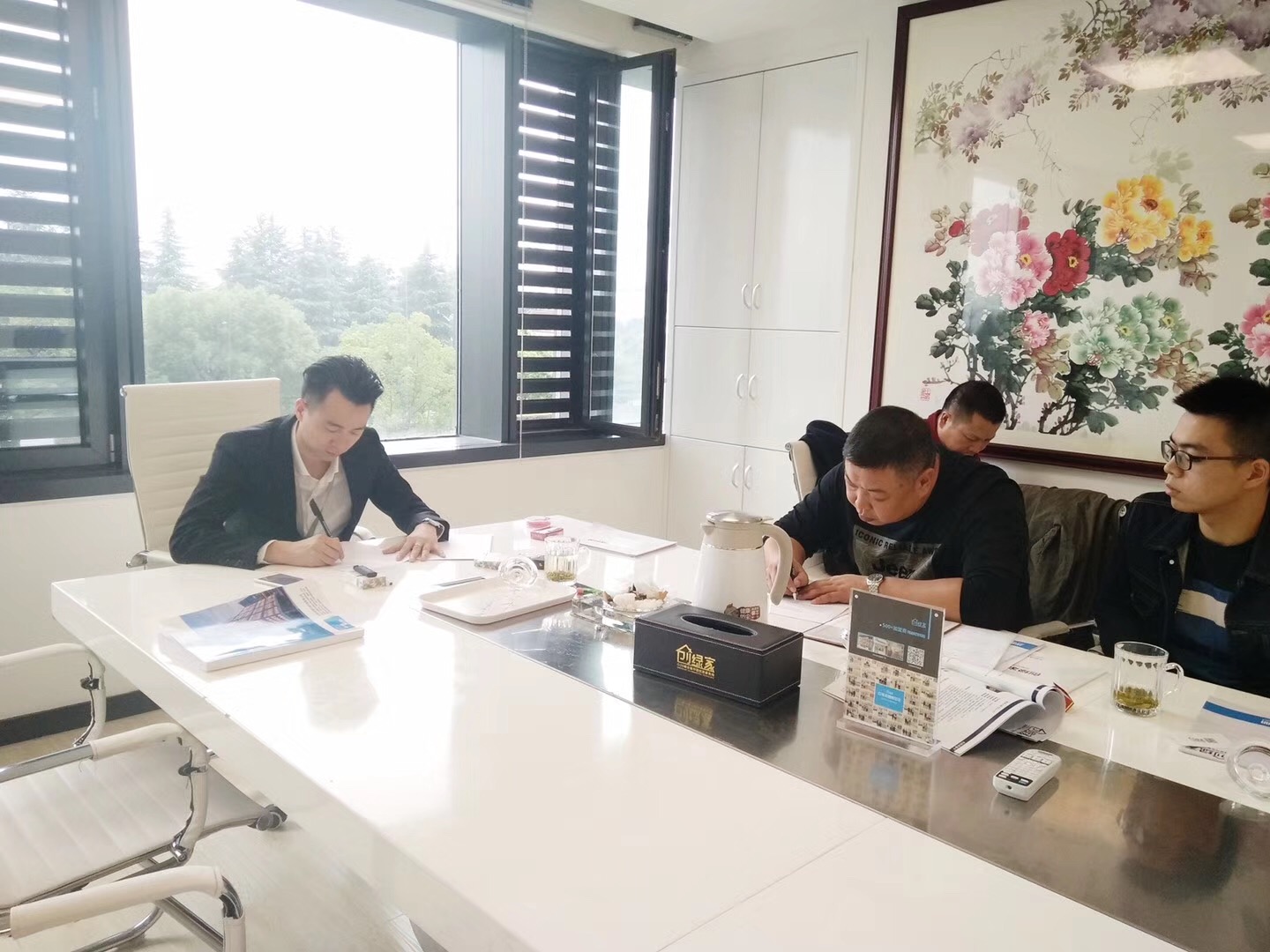 熱烈祝賀何總父子簽約創(chuàng)綠家江西省市級代理！