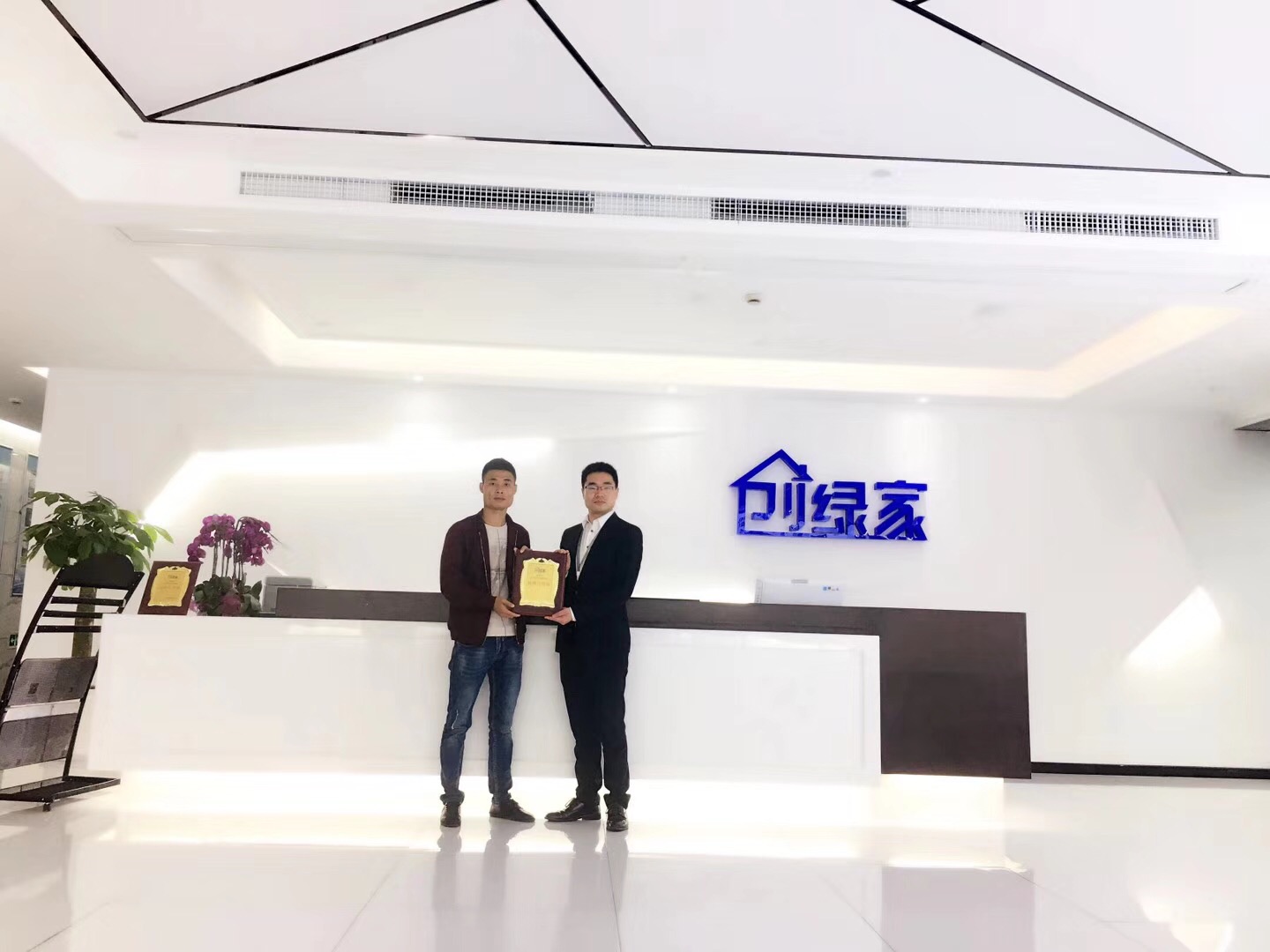 熱烈祝賀吳總簽約創(chuàng)綠家婁底市區(qū)級代理！