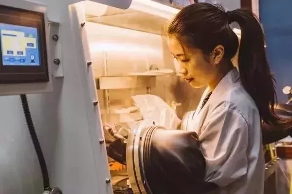 青春是用來(lái)奮斗的，除甲醛的青春最美麗！