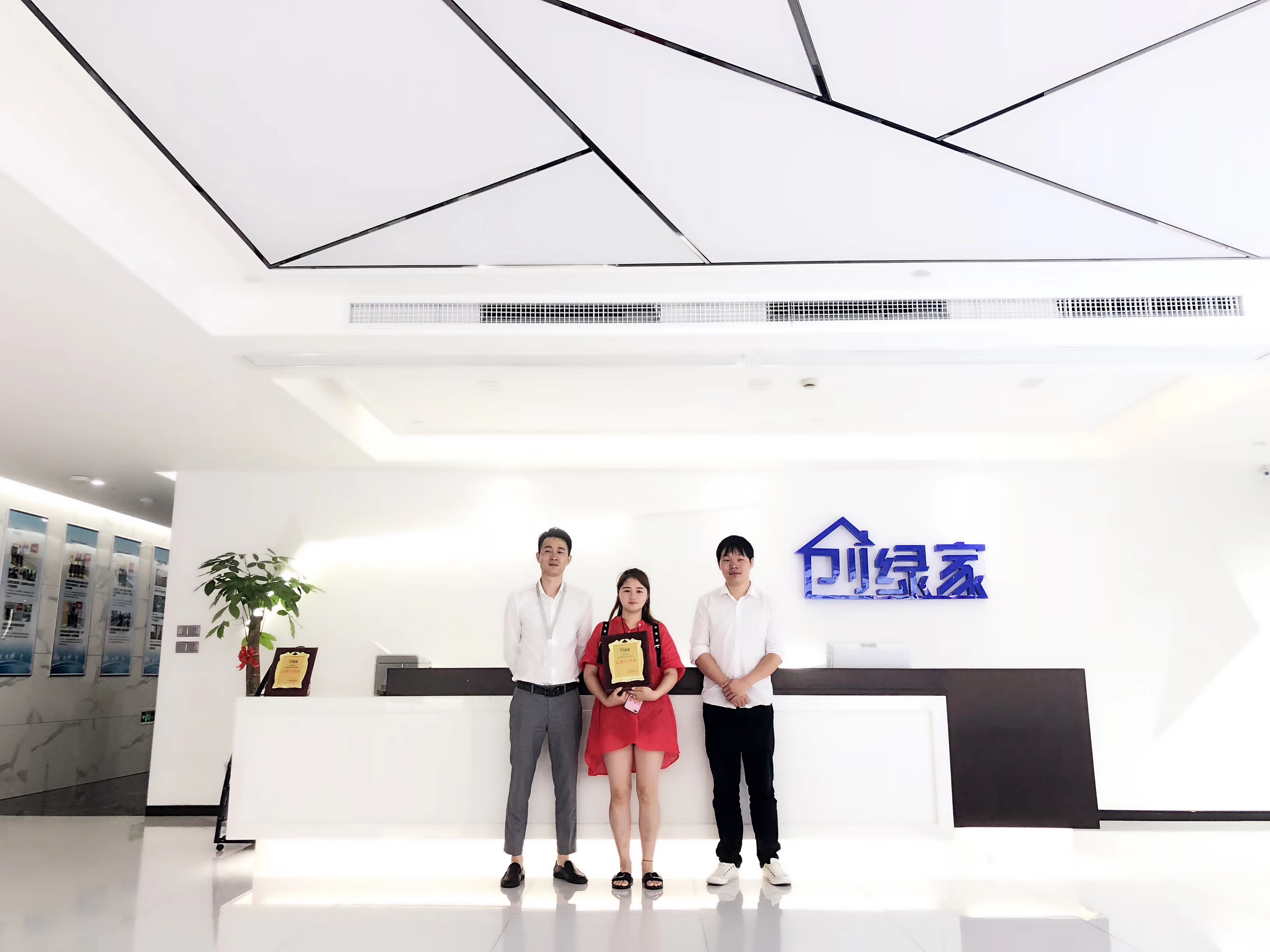 熱烈祝賀吳總團(tuán)隊簽約創(chuàng)綠家成都市區(qū)級代理！