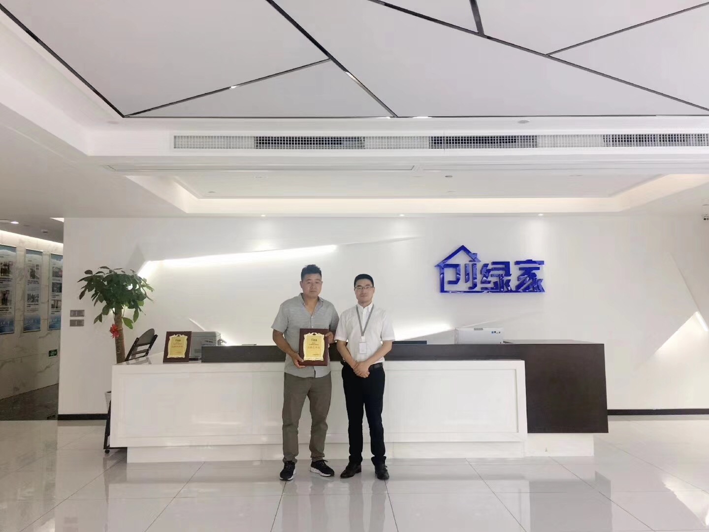 熱烈祝賀何總簽約創(chuàng)綠家信陽市縣級(jí)代理！