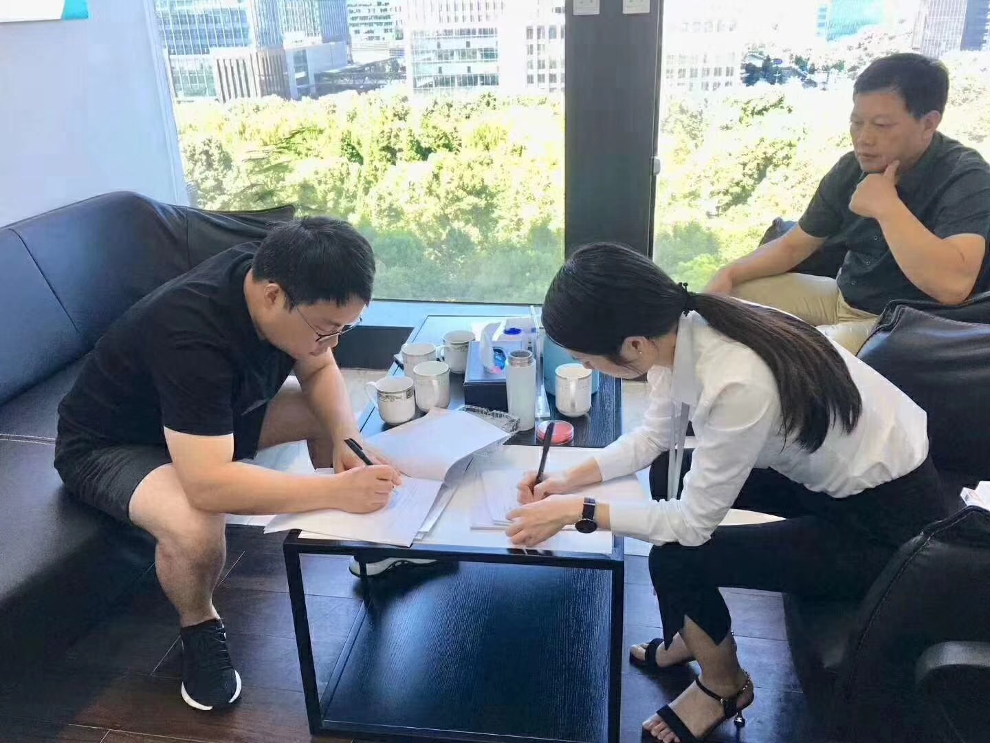 熱烈祝賀王總一家簽約創(chuàng)綠家江蘇省縣級市代理！