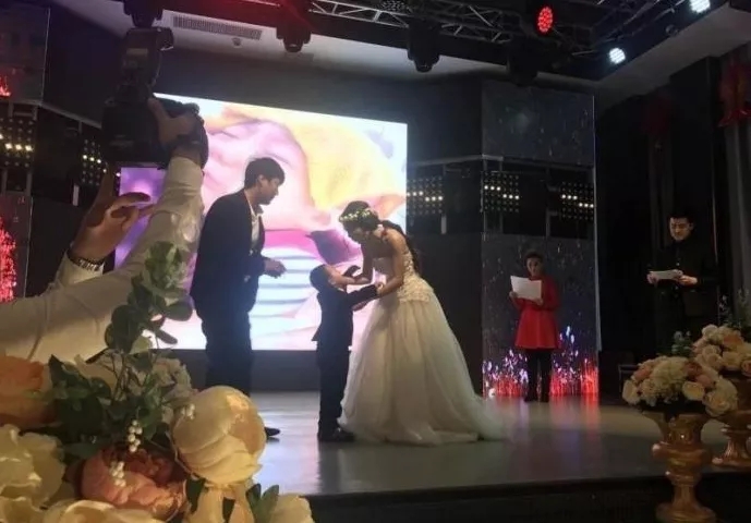4歲男孩和媽媽辦“婚禮”，真相令人淚崩！