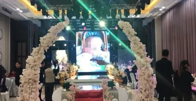 4歲男孩和媽媽辦“婚禮”，真相令人淚崩！