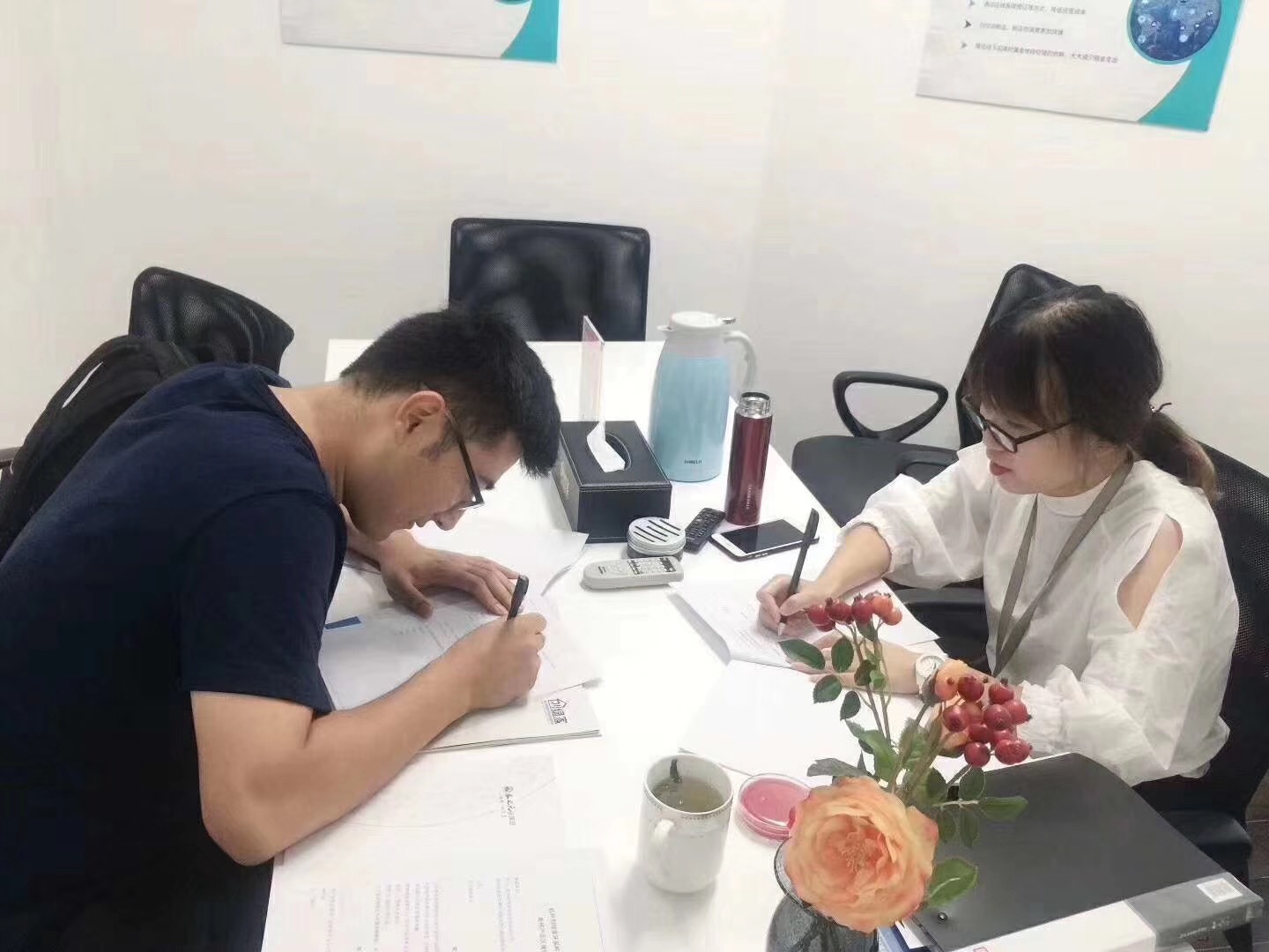 熱烈祝賀何總簽約創(chuàng)綠家塔城市縣級(jí)代理！