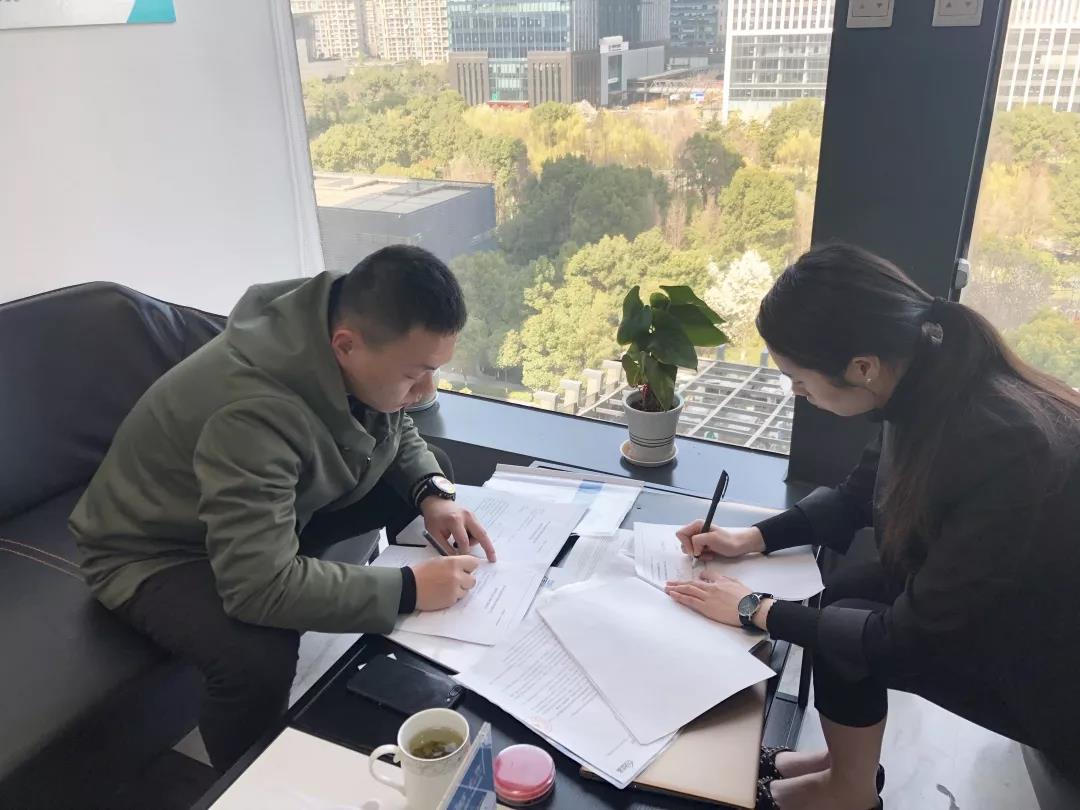 彭總之前是在國企上班，現在選擇自己創(chuàng)業(yè)，自己做過多方面的了解，千里迢迢來考察，注重公司實力、扶持力度和產品效果，對這個行業(yè)也是非常有信心，在我們除醛技術交流峰會現場果斷簽約！