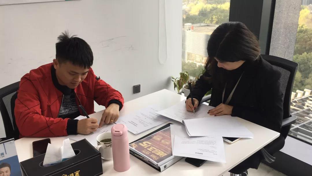 熱烈祝賀鄧總、郭總簽約創(chuàng)綠家江西省某市縣級(jí)代理！
