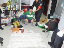 廚房水管破裂傳出刺鼻性氣味，原以為是鄰居家裝修后除甲醛沒到位，沒想到是“絕命毒師”