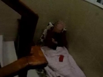 為了幫兒子收快遞，南京老夫妻被迫睡樓道