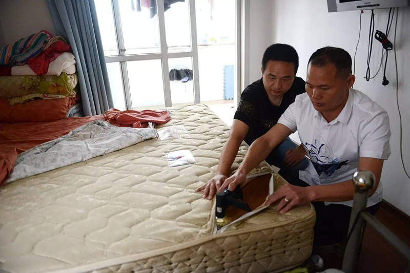 南京美女睡了10年的床墊，掀開后把全家人都嚇傻了……