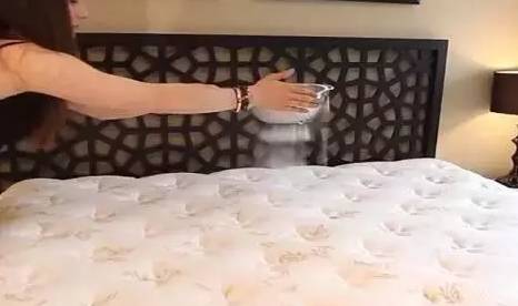 南京美女睡了10年的床墊，掀開后把全家人都嚇傻了……