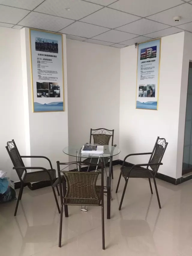 歷經(jīng)近兩個(gè)月的店面籌備工作，創(chuàng)綠家空氣治理惠州服務(wù)中心正式落成，室內(nèi)裝修污染危害社會(huì)，室內(nèi)空氣治理迫在眉睫。創(chuàng)綠家惠州服務(wù)中心將竭誠(chéng)為您服務(wù)！ 溫總、朱總與公司合照 創(chuàng)綠家空氣治理惠州服務(wù)中心門(mén)面 店內(nèi)展示： 祝溫總、朱總開(kāi)業(yè)生意興隆、財(cái)源廣進(jìn)！